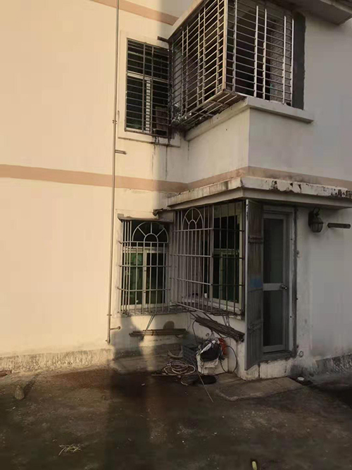 安裝愛唯門窗前